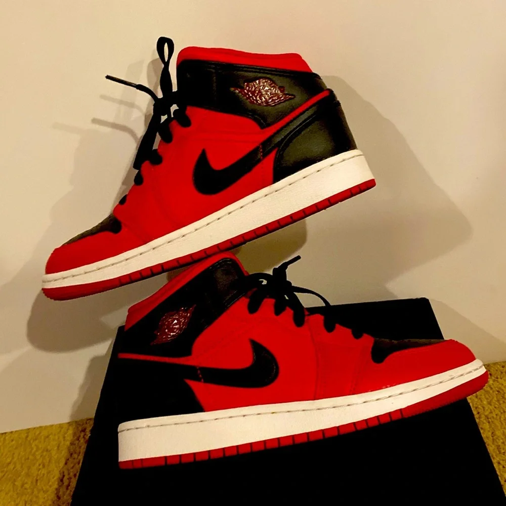 Big kids air jodan 1 mid GS. - Picture 2 of 5